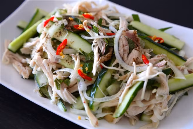 Cách làm: Xé gà luộc trộn cùng các loại rau củ như cà rốt, dưa leo, hành tây, hoa chuối, xoài xanh và gia vị,... sẽ mang đến hương vị thanh đạm, tươi mát.