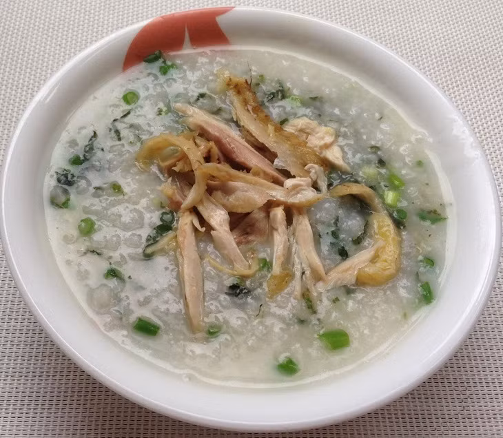Cháo gà: Một bát cháo gà nóng hổi vừa thơm ngon, bổ dưỡng, vừa hạn chế việc nạp thêm các món ăn giàu chất béo vào cơ thể.