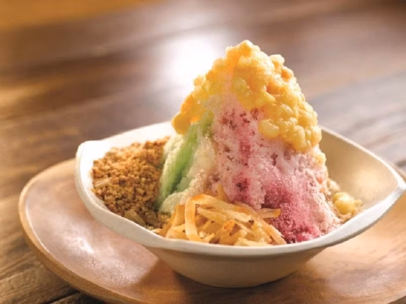 Kem Ais Kacang, Malaysia: Thuộc vùng Đông Nam Á, Malaysia thường khá nóng và để làm mát, người dân địa phương thích ăn một loại đá bào có tên Ais Kacang. Món này bao gồm đá bào, bên trên là những nguyên liệu rực rỡ sắc màu, như thạch, ngô ngọt, hạt cọ, hoa quả sấy, lô hội, sữa đặc và nhiều loại si-rô ngọt.