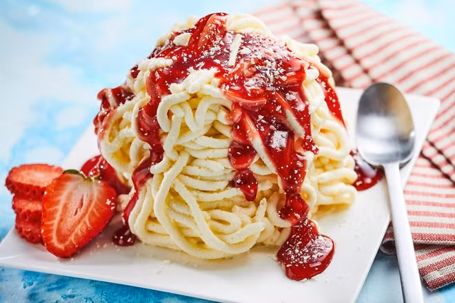 Kem Spaghetti-es, Đức: Món này có hình dạng giống mì Ý nhưng thực ra lại là kem. Để tạo ra hình dạng độc đáo của món Spaghetti-eis, người làm đã cho kem vị va-ni qua máy tạo sợi khoai tây, sau đó rưới sốt dâu tây và chocolate trắng nghiền nhỏ lên trên. Món kem ngon nhất nhì thế giới này đã nổi tiếng ở Đức từ những năm 1960.