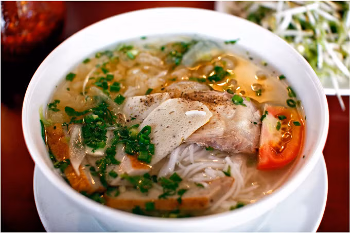 Bún cá: Nước dùng của món bún cá Nha Trang rất trong, thanh và ngọt nhẹ. Nó được hầm từ xương cá thu và cá cờ. Phần chả được làm từ thịt cá thu tươi. Do đó, mỗi miếng chả cá luôn dai, ngọt và thơm.
