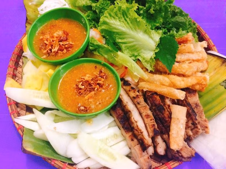Điểm đặc biệt của món đặc sản Nha Trang này là những que nem làm từ thịt lợn băm nhỏ, ngấm gia vị cháy xèo xèo trên lò nướng bằng than củi nghi ngút khói. Ngoài ra, món này còn có bánh tráng chiên, đậu hũ, cùng với đồ chua làm từ cà rốt, hành tím. Khi ăn, bạn xếp tất cả các thành phần lên miếng bánh tráng, sau đó cuộn tròn lại và và chấm vào chén nước sốt màu cam sóng sánh.