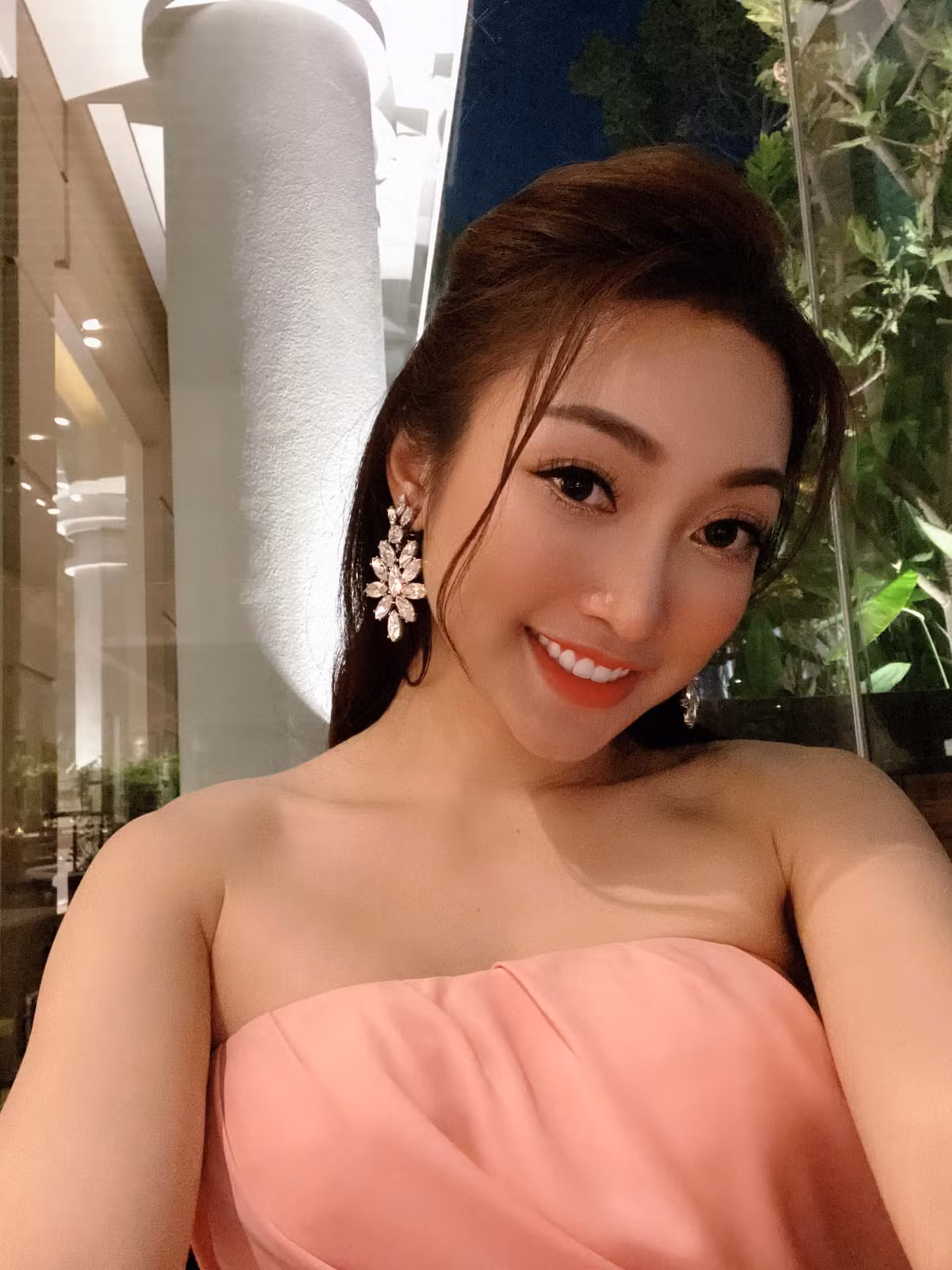 Cô nàng tự tin diện các trang phục cúp ngực khoe vai thon nõn nà.