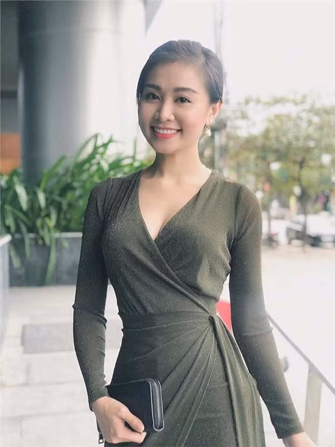 Lê Hà Phương (31 tuổi) - Giảng viên đại học chuyên ngành báo chí, truyền thông của ĐH Vinh, Nghệ An. Bên cạnh công việc chính, Hà Phương còn là cộng tác viên, phát thanh viên, biên tập viên truyền hình, MC sự kiện.