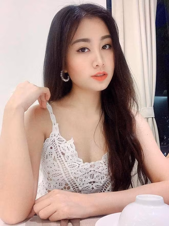 Hà Phương thường xuyên khoe vóc dáng trong các trang phục gợi cảm như váy bó sát, áo xuyên thấu...