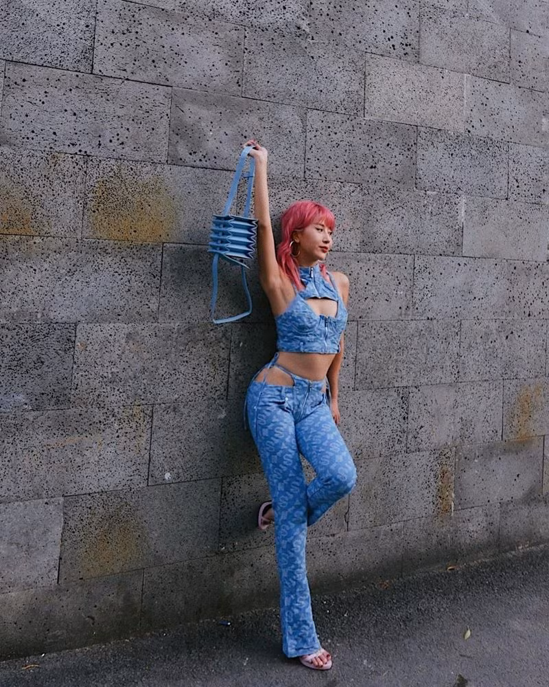 Là một fashionista, Quỳnh Anh Shyn không ngần ngại thử những kiểu mốt chẳng phải ai cũng chọn diện. Mới đây, người đẹp vừa khoe dáng với mẫu quần hở bạo gây tranh cãi.
