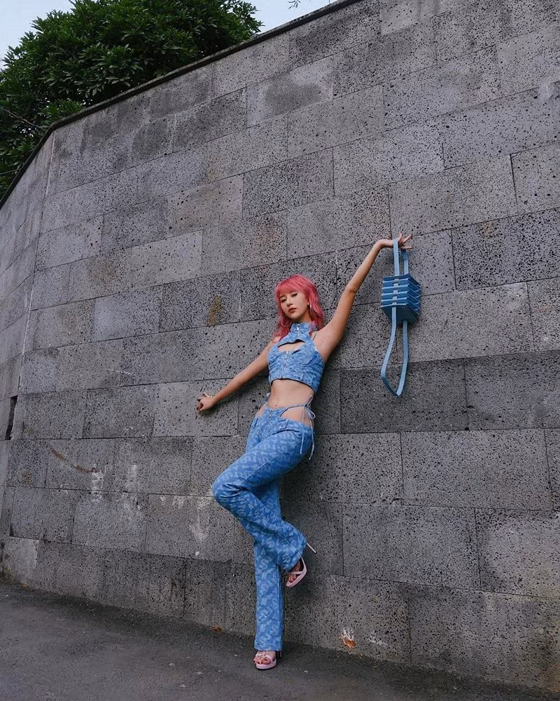 Hot girl Hà thành lựa chọn thiết kế táo bạo khoe hình thể. Khi diện item này, người mặc sẽ khoe được đường cong hông gợi cảm.