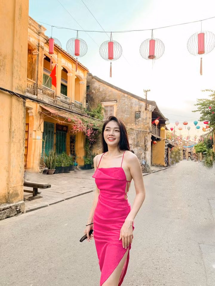 Dù đã 28 tuổi nhưng Thu Thảo vẫn trông cực trẻ trung và quyến rũ trong kiểu đầm 2 dây hở lưng táo bạo.
