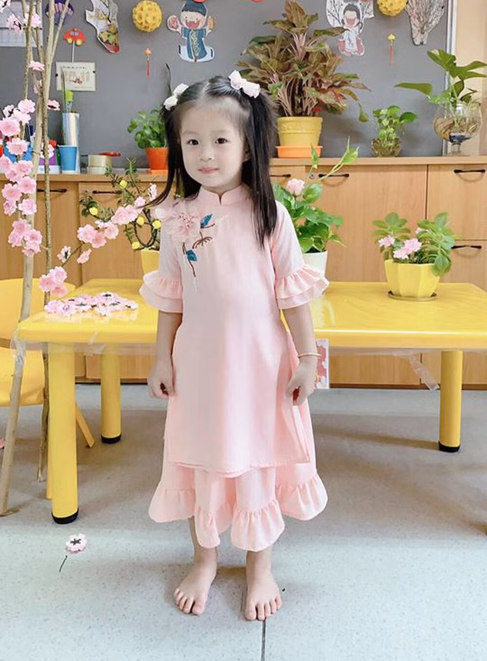 Càng lớn càng xinh đẹp giống mẹ, con gái Á hậu Diễm Trang gây sốt khi khoe dáng trong bộ áo dài màu hồng lạ mắt.