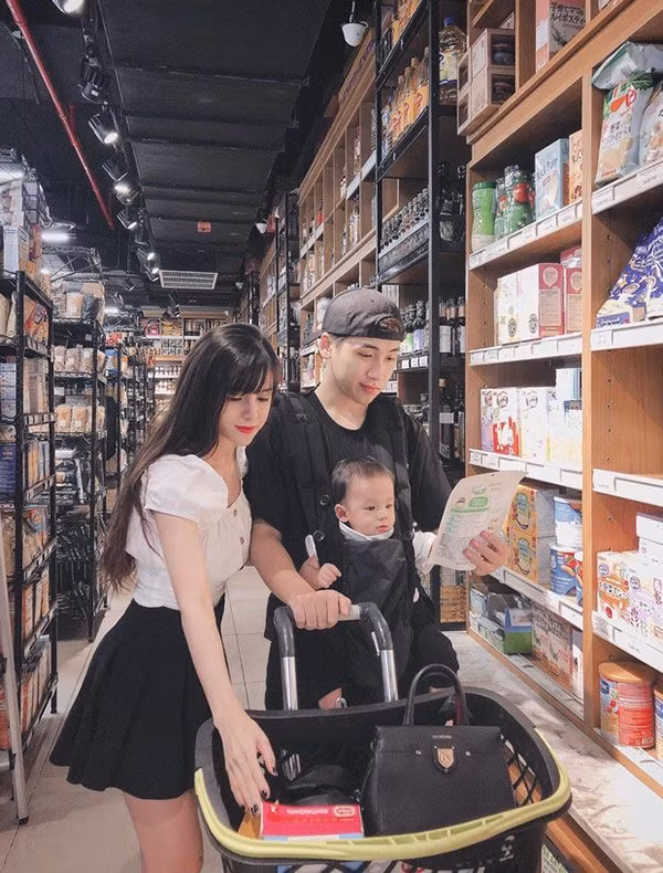 Dù đã là mẹ 1 con nhưng Mỹ Linh thường xuyên lên đồ khá trẻ trung và thời thượng trong các shoot hình trên trang cá nhân.
