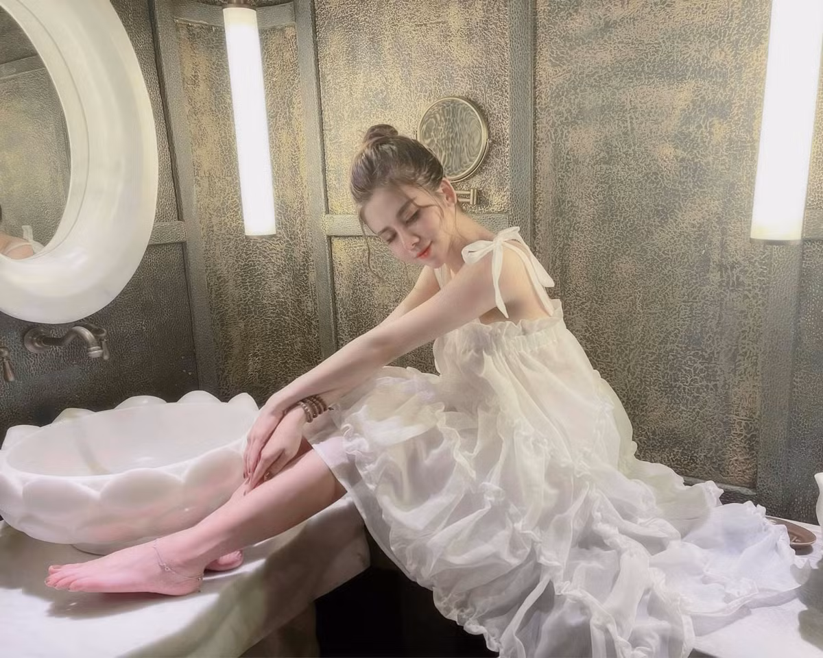 Đôi khi, người đẹp Phú Thọ cũng thích các kiểu đầm công chúa "bánh bèo" cực nền nã.
