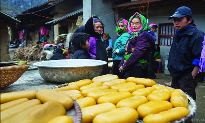Bánh láo khoải: Có nhiều loại bánh được làm từ bột ngô, nhưng với đồng bào Mông cư trú trên địa bàn Sính Lủng, Thài Phìn Tủng, Vần Chải, Sủng Trái thì bánh láo khoải (còn có cách gọi khác là lức khoải hay rớ khoải) từ bột ngô là thứ không thể thiếu để ăn Tết. Ngô được thu hoạch tầm tháng 8 âm lịch hằng năm bảo quản trên gác bếp hay treo lên chái nhà.