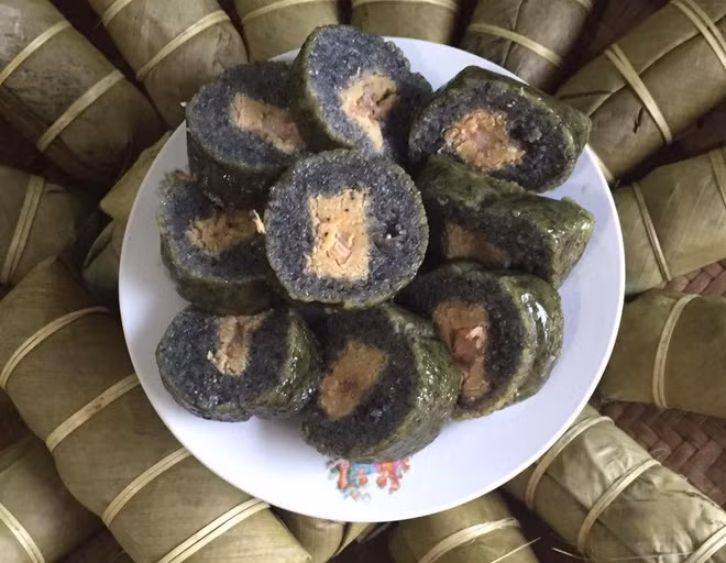 Để làm được những chiếc bánh đặc biệt đó, người dân ở các vùng núi cao phải chuẩn bị nguyên liệu từ tháng 10 – thời điểm hết vụ gặt. Những hạt gạo nếp ngon được lựa chọn kĩ lưỡng rồi đem phơi khô, cất kĩ. Gần đến ngày tết, gạo nếp được mang ra trộn với bột tro, làm cho hạt gạo ngấm đều màu xám đen.