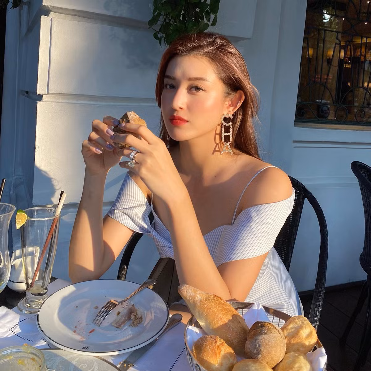 Ngoài ra, Huyền My còn uống nước detox để thanh lọc cơ thể và tiêu mỡ nhanh chóng. Cụ thể, công thức của cô bao gồm 8 cốc nước lọc, 1 thìa cà phê gừng băm nhỏ, 1 quả dưa chuột cỡ vừa và 12 lá bạc hà. Cho tất cả các loại nguyên liệu vào bình nước rồi để tủ lạnh qua đêm, dùng thay nước lọc để uống trong ngày. Thực hiện điều độ, việc thanh lọc cơ thể và giảm mỡ sẽ nhận lại kết quả nhanh chóng.