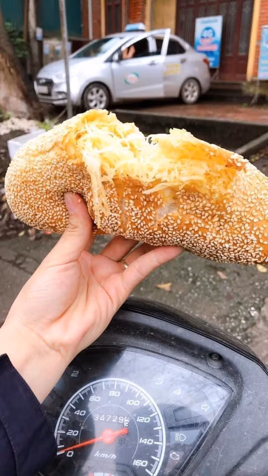 Chiếc bánh mì nhìn vô cùng hấp dẫn với bỏ ngoài được tẩm vừng, bên trong là nhân dừa ú ụ. Hình thức bắt mắt khiến ai nấy đều muốn thử ngay món bánh mì đang “hót hòn họt” này.