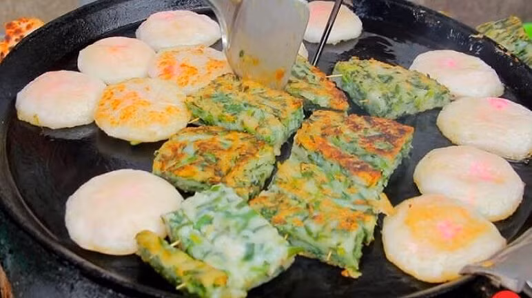 Bánh hẹ: Bạn sẽ dễ dàng tìm thấy món bánh độc lạ này tại xe bán bánh hẹ đường Lê Quang Dung, đối diện Chùa Bà Thiên Hậu, quận 5. Đây là xe bán bánh hẹ lâu đời và nổi tiếng trong khu Chinatown Sài Gòn.
