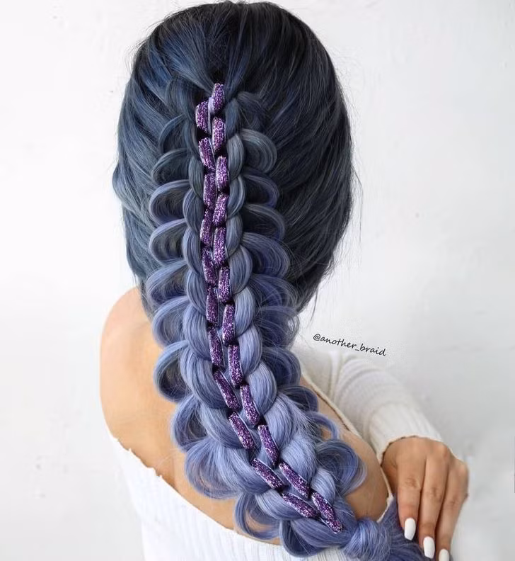Trendafilka nói rằng cô thích kiểu tóc tết đuôi cá kéo dài mới nhất của mình, đó là sự kết hợp của cả hai kiểu tết mà cô yêu thích: bím tóc kéo và bím tóc đuôi cá.