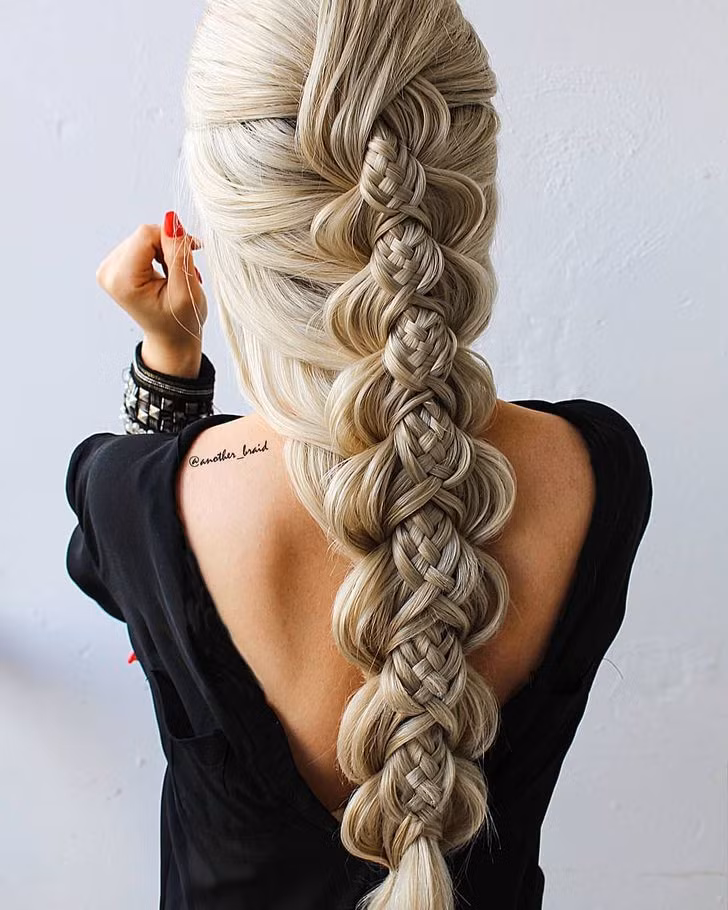 Cô ấy đặc biệt tự hào về kiểu tóc của mình đã giành được giải thưởng “One Shot Hair Award” vào năm 2019.