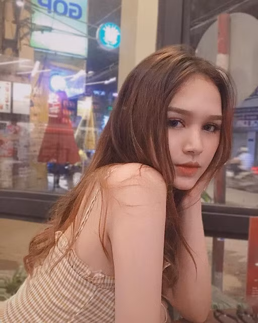 Các kiểu đầm hai dây được cô nàng tận dụng khoe vẻ gợi cảm. Ảnh: Internet.