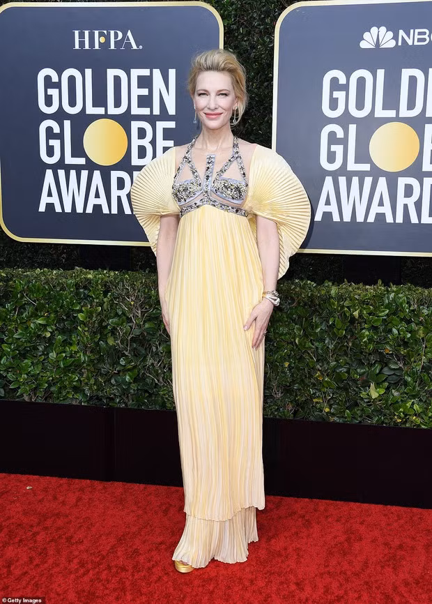 Cate Blanchett gây thất vọng và bị xếp vào thảm họa thời trang tại thảm đỏ giải Quả cầu vàng với bộ váy có phom dáng lạ mắt, thiết kế cầu kỳ và xẻ ngực táo bạo.