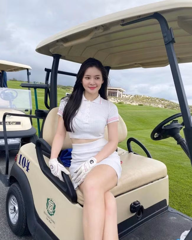 Thái Thảo Nguyên là một hot girl Đà Nẵng, cô được người ái mộ phong tặng danh hiệu "mỹ nhân sân bóng".