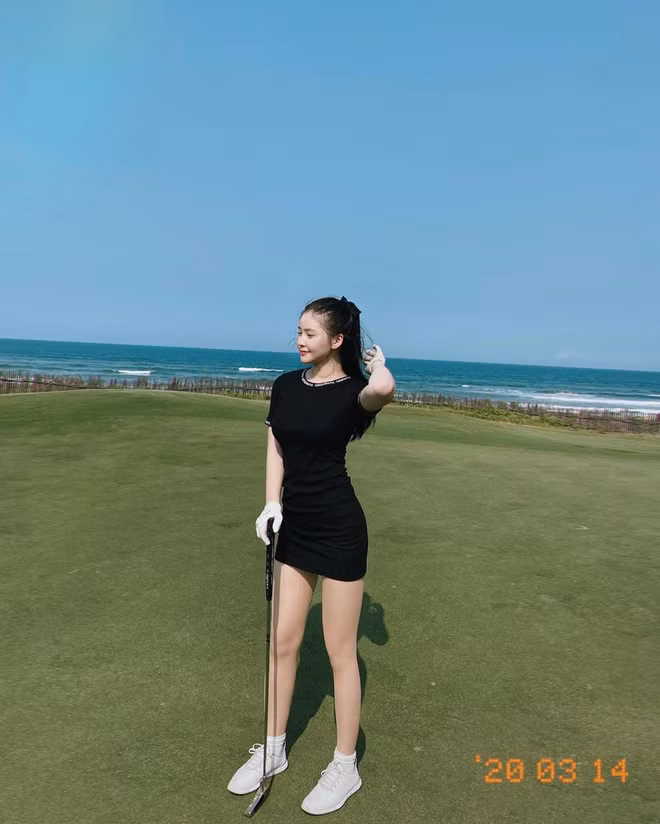 Trên Instagram, cô nàng thường khoe những bức ảnh đang thả dáng đánh golf trong trang phục ôm sát cực bắt mắt.