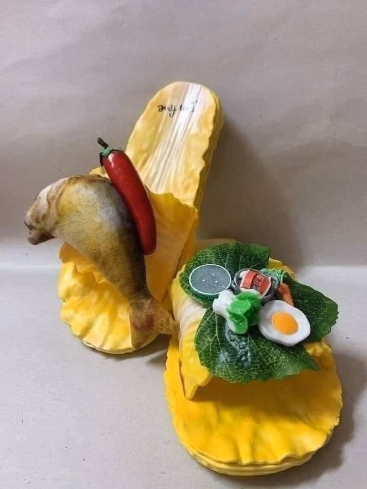 Một trong những phụ kiện được chị em lăng xê nhiệt tình trong thời gian qua phải kể đến những đôi dép kẹp rực rỡ được in hình cà rốt, bắp cải, khổ qua và thịt ba chỉ... vô cùng vui mắt