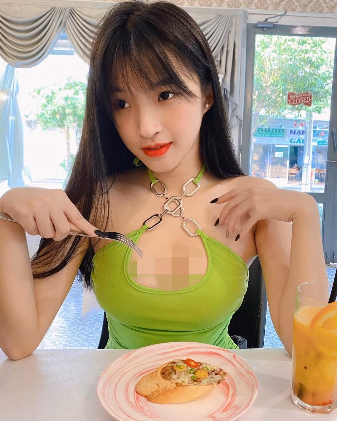 Với lợi thế về sắc vóc, Bảo Trân trở thành người mẫu thời trang và có được nguồn thu nhập ổn định khi còn khá trẻ.