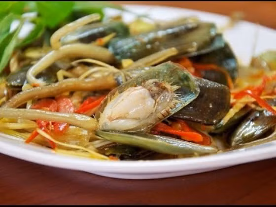 Cà xỉu có vẻ ngoài kém hấp dẫn khiến nhiều du khách lần đầu nhìn thấy không khỏi dè chừng, e sợ. Tuy nhiên, loại hải sản này lại là nguyên liệu chế biến nên nhiều món ngon, gắn bó với biết bao thế hệ người dân đất Hà Tiên.
