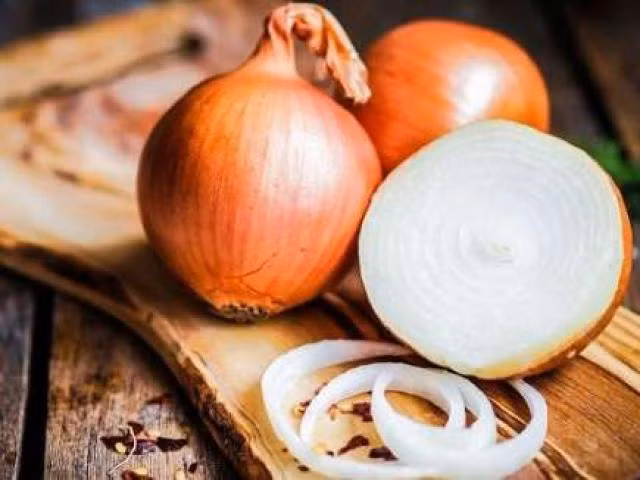 4. Hành tây: Giống như tỏi, hành tây được thêm vào chế độ ăn uống có lợi cho thận. Thêm vào đó, hành tây rất giàu vitamin B-complex, vitamin C và mangan, giúp cải thiện sức khỏe đường ruột của bạn. Hành tây có chất chống oxy hóa mạnh giúp giải độc và làm sạch thận. Do đó, ăn hành tây sẽ giúp duy trì một quả thận khỏe mạnh.