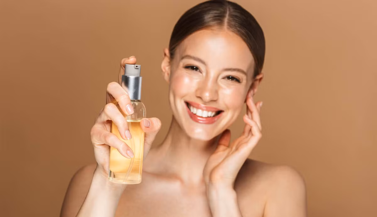 Để thay thế xà phòng thường ngày, bạn có thể sử dụng dầu tẩy trang. Chúng giúp loại bỏ bụi bẩn và tế bào chết trên da mà không phá vỡ hàng rào bảo vệ. Khi sử dụng, bạn nên massage nhẹ nhàng 2-3 phút, sau đó, dùng nước ấm rửa sạch lại toàn bộ cơ thể.