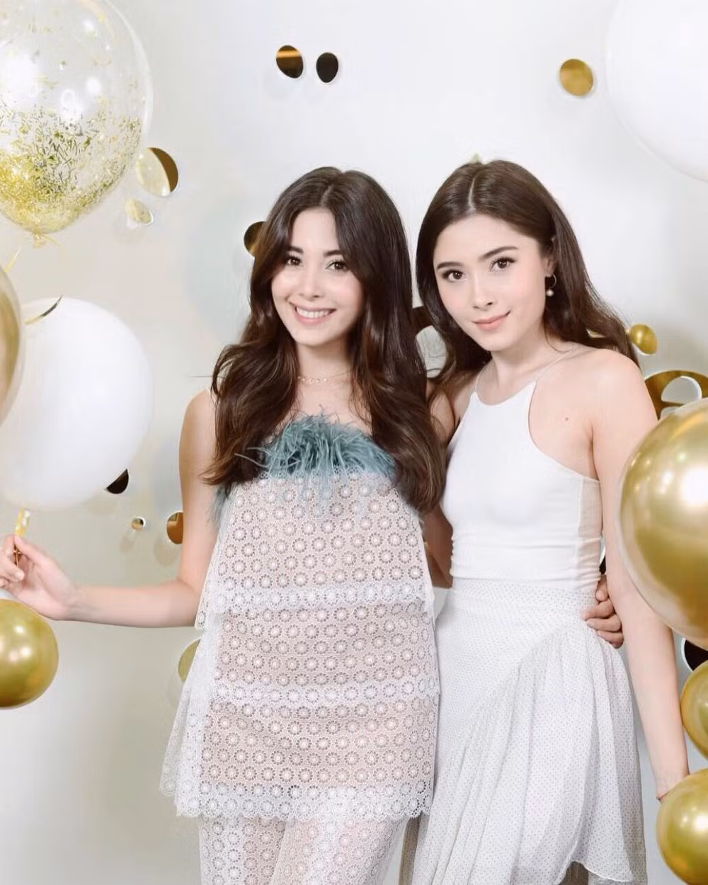 Cặp song sinh này có gương mặt xinh đẹp với đôi mắt to tròn, mặt V-line, sóng mũi cao thẳng...