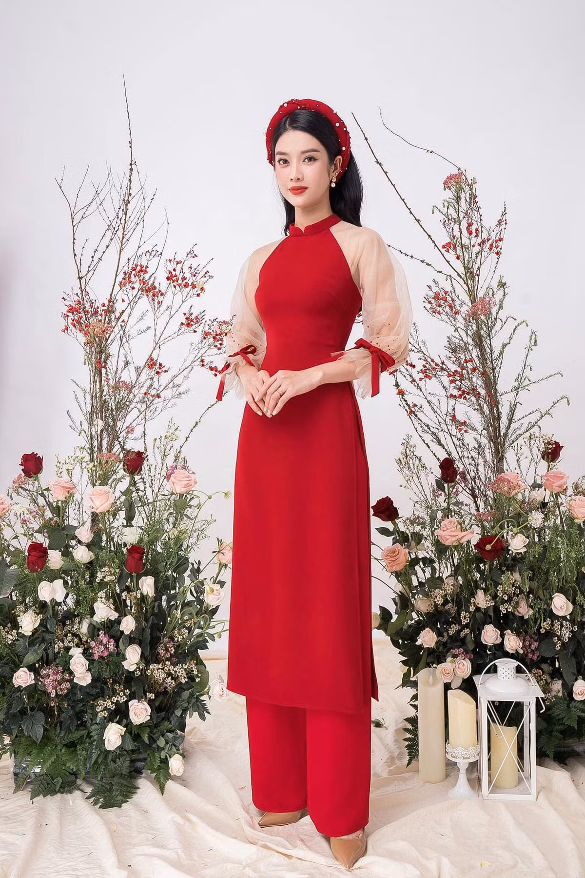 Trình Mỹ Duyên cực kỳ duyên dáng trong tà táo dài đỏ phối tay voan điệu đà. Ảnh: FBNV.