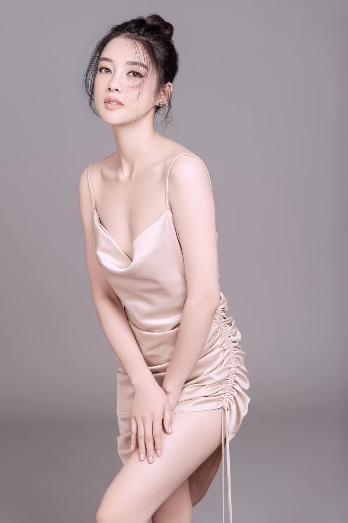 Kiểu đầm hai dây màu nude tôn lên làn da trắng sứ của người đẹp xứ Tuyên.