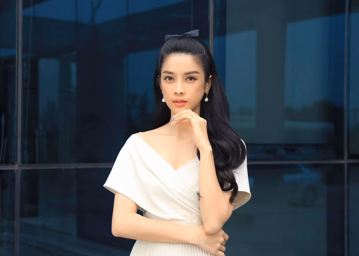 Bên cạnh những hình ảnh gợi cảm, Mỹ Duyên cũng chuộng các trang phục nữ tính, dịu dàng.