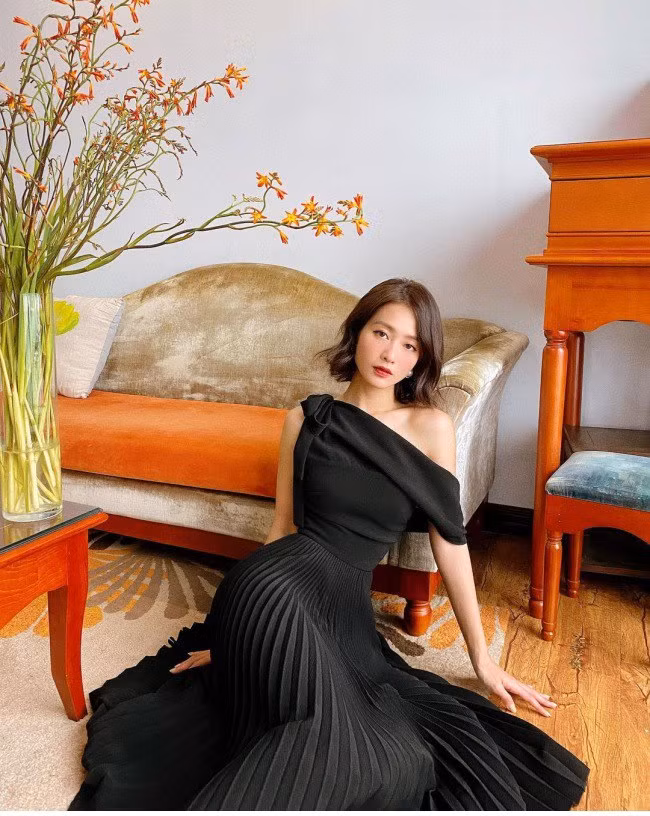 Khả Ngân chia sẻ, ở nhà, cô tập plank hay gập bụng trên thảm và rất yêu thích bài tập này vì nó mang lại hiệu quả cải thiện vòng 2 khá tốt dù tập rất đơn giản. Những ngày không tập bụng thì cô sẽ tập chạy bộ ở công viên hoặc đánh cầu lông.