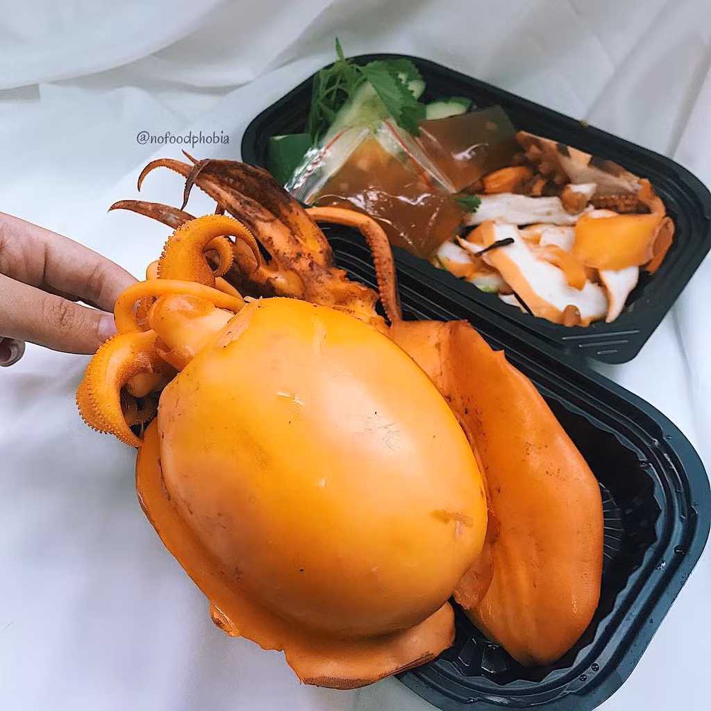 Mực "siêu to khổng lồ": Tuy gây sốt đã được một thời gian khá dài nhưng mực khổng lồ vẫn được nhiều bạn trẻ lựa chọn bởi kích thước rất hấp dẫn cùng cách chế biến bắt vị.