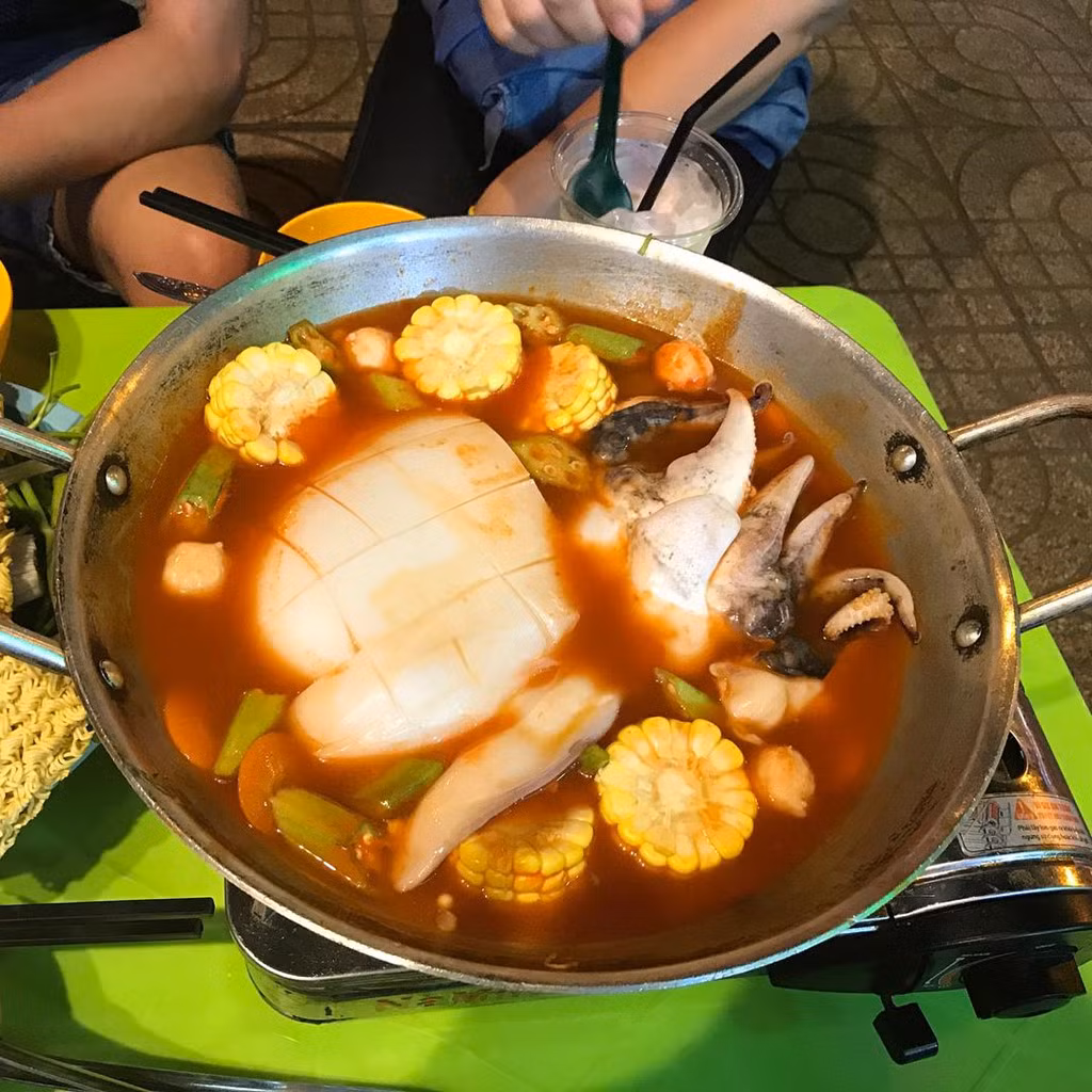 Mực khổng lồ thường có 2 cách chế biến quen thuộc là mực nướng hoặc mực hầm sốt tương đen. Tuỳ vào sở thích, bạn có thể lựa chọn loại phù hợp với mình. Giá cho mỗi suất dao động từ 55 - 100 nghìn đồng tuỳ lượng mực và tuỳ nơi bán.