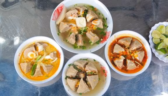 Giá cho mỗi viên bò này là 30.000 đồng, nhưng nếu mạnh dạn hơn thì bạn có thể gọi viên sumo có giá 55.000 đồng. Và đương nhiên là kích thước của viên bò sumo này cũng "siêu to khổng lồ" hơn nhiều đó.
