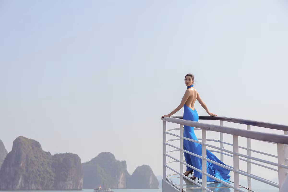 Hoàng Thùy yêu thích những mẫu trang phục có màu sắc và hoa văn bắt mắt, đồng thời ôm sát nhằm tôn lợi thế hình thể.