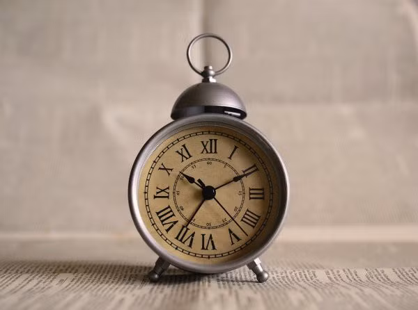 Sau 8 tiếng nhịn ăn, cơ thể sẽ cảnh báo rằng bạn cần thức ăn. Điều đó có nghĩa là bạn cảm thấy đói khó chịu. Tuy nhiên khi bạn không ăn uống gì thêm, cơ thể bắt đầu đốt cháy các chất béo đã lưu trữ làm nhiên liệu, đó là lý do tại sao nhịn ăn giúp giảm cân.