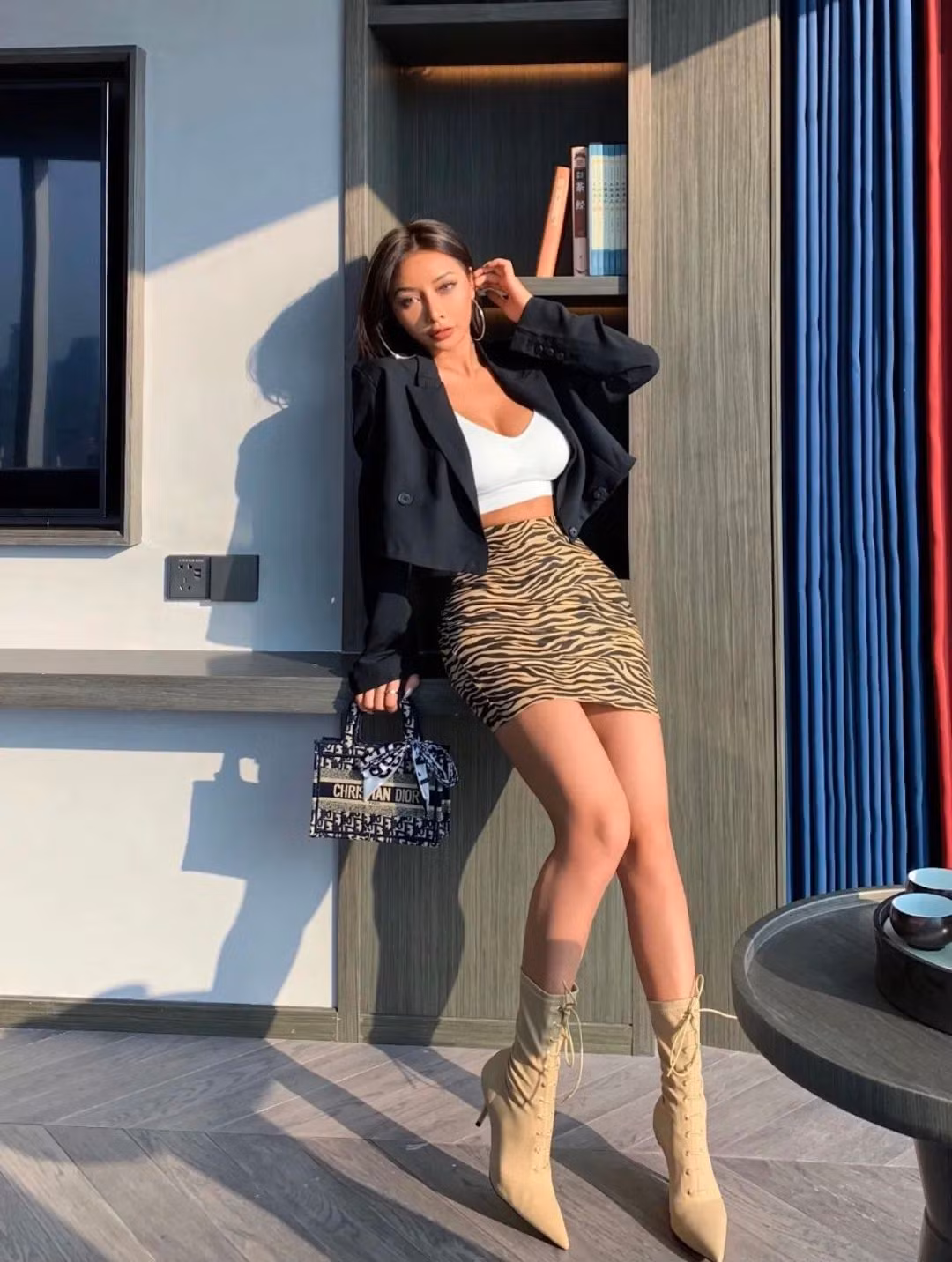 Vóc dáng phồn thực của nàng hot girl được phô trọn trong các bộ đồ ôm sát.