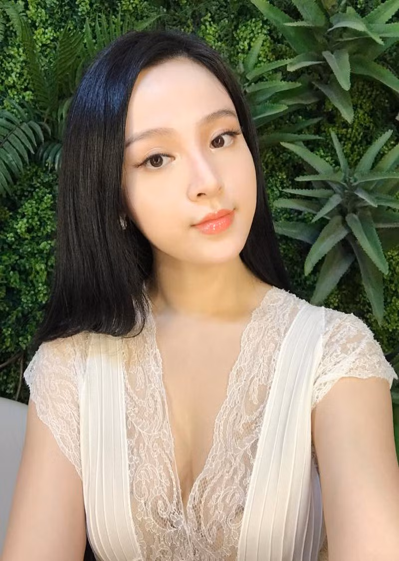 Ngoài những lúc ra spa chăm sóc da thì khi ở nhà cô nàng cũng chăm chỉ rửa mặt, mát xa mặt và ngâm bồn tắm bằng sữa tươi không đường để tăng độ ẩm cho da.