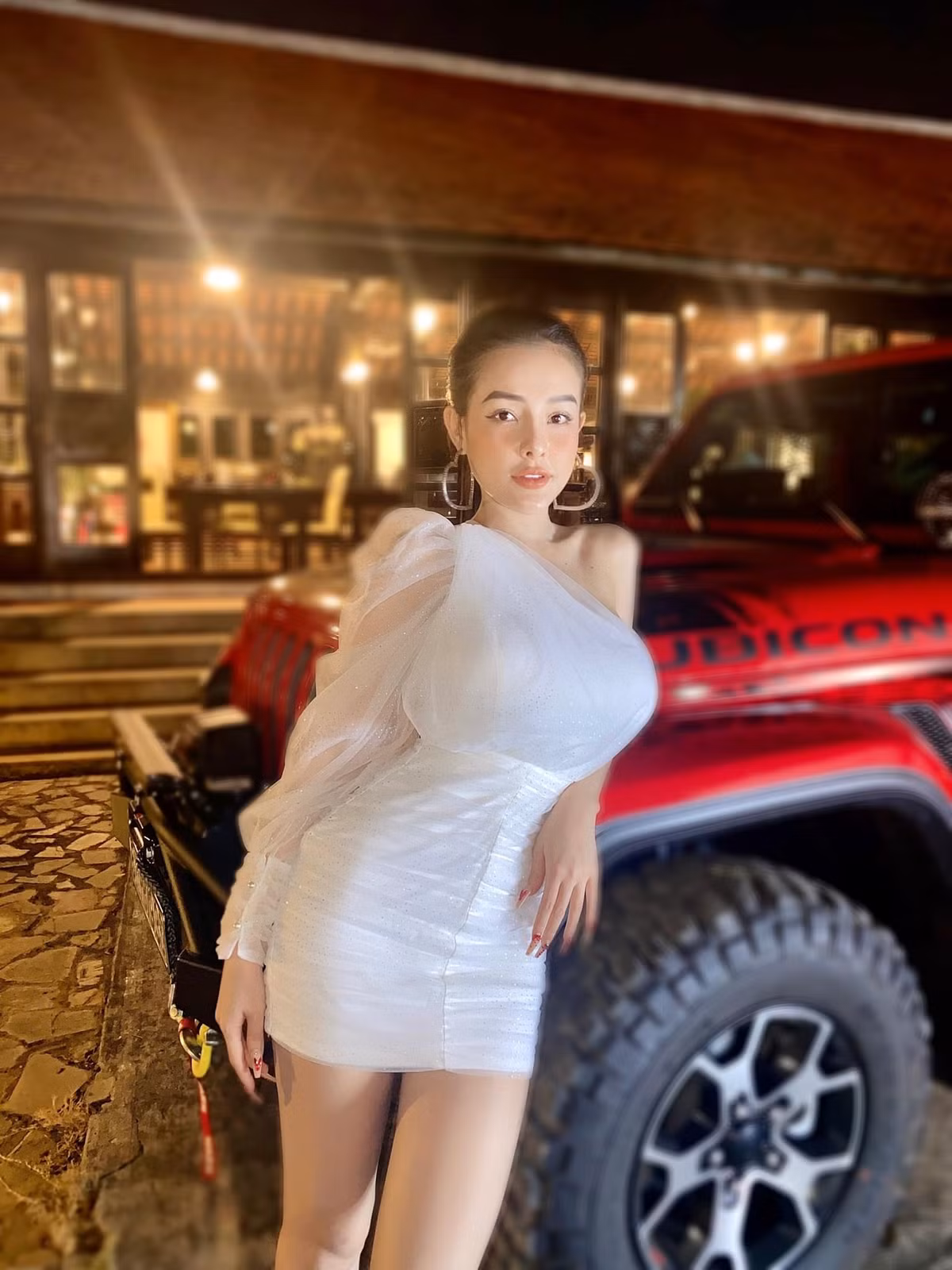 Hình ảnh ăn mặc kín đáo hiếm hoi của Ngân 98 nhưng vẫn phô được vóc dáng nóng bỏng. Ảnh: IG, FB.
