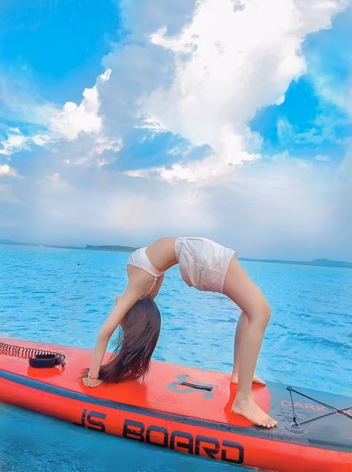 Vào những ngày quá bận rộn, Ngọc Trân thường tập plank, squat và uốn dẻo khoảng 5 - 10 phút tại nhà. Cô cho biết, đây cũng là bài tập mà cô cực kì yêu thích và đã duy trì tập luyện trong suốt những năm học cấp 3 vì thời điểm đó, Ngọc Trân quá bận rộn với việc học hành nên không thể đến phòng tập thường xuyên.