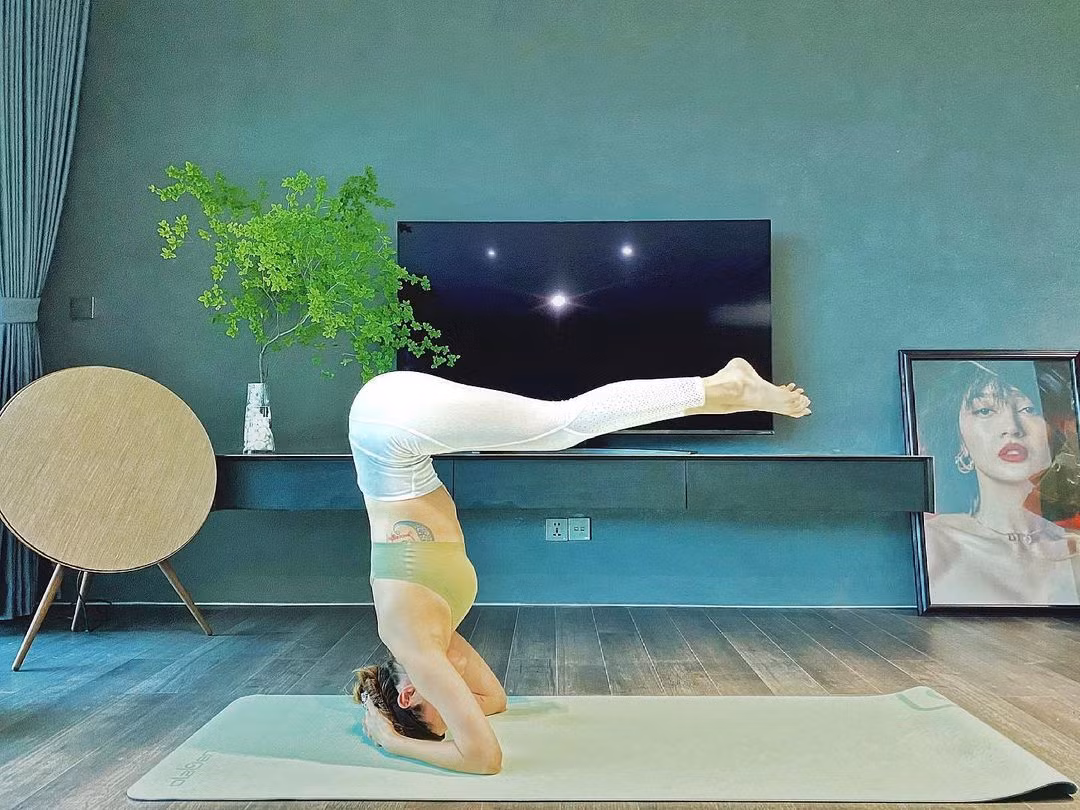 Không thể đến phòng gym hay ra ngoài chạy bộ, Bảo Anh tích cực tập luyện tại nhà. Cô thường xuyên khoe những hình ảnh tập luyện cực gợi cảm với những bộ đồ tập ôm sát.