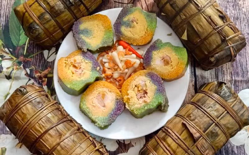Bánh tét Trà Cuôn: Nếu Tết miền Bắc có bánh chưng thì Tết miền Trung, miền Nam không thể không có đòn bánh tét. Thế nhưng, bánh Tét Trà Cuôn ở Trà Vinh là đặc sản được rất nhiều săn đón trong ngày Tết.