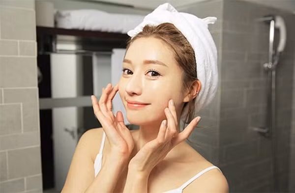 Massage khi đắp mặt nạ: Đắp mặt nạ thôi chưa đủ, nếu bạn kết hợp massage sẽ giúp da thẩm thấu tốt hơn các dưỡng chất trong mặt nạ. Người đẹp họ Trịnh không chỉ thường xuyên đắp mặt nạ mà cô còn có bí quyết massage riêng.