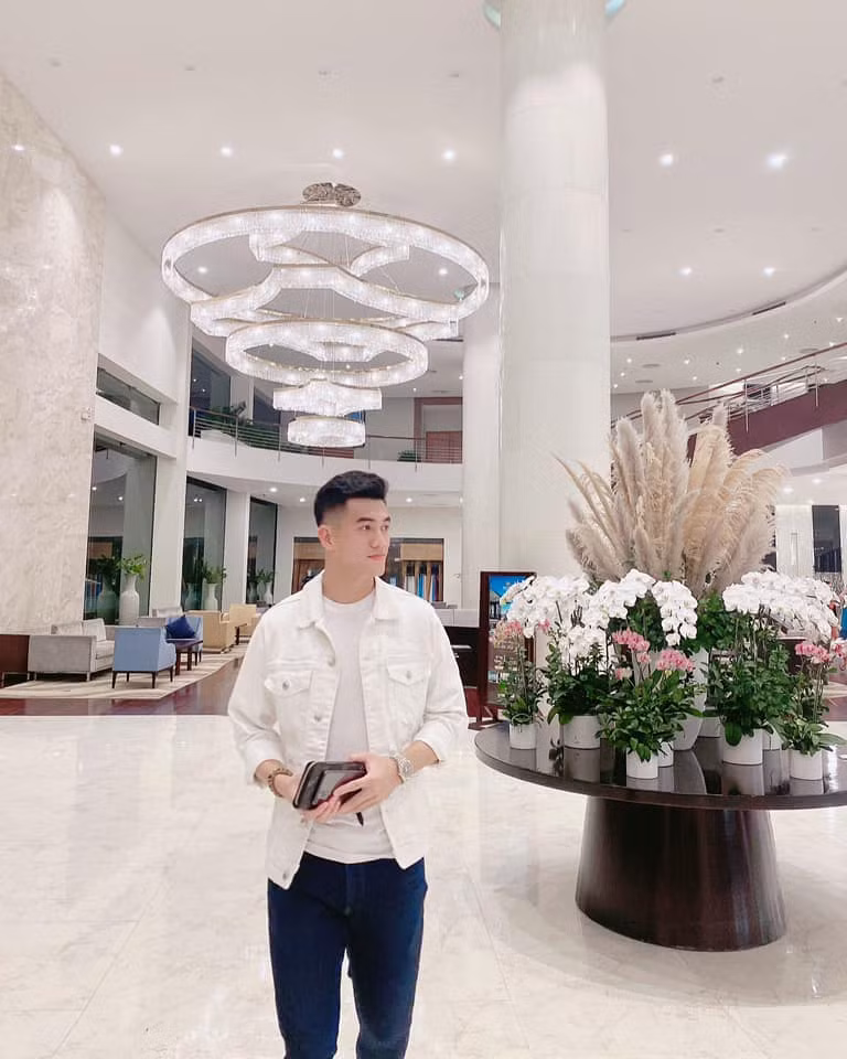 Chân sút quê Hải Dương ít khi diện đồ nổi bật, anh chủ yếu xuất hiện với trang phục có 2 màu đen, trắng cơ bản.