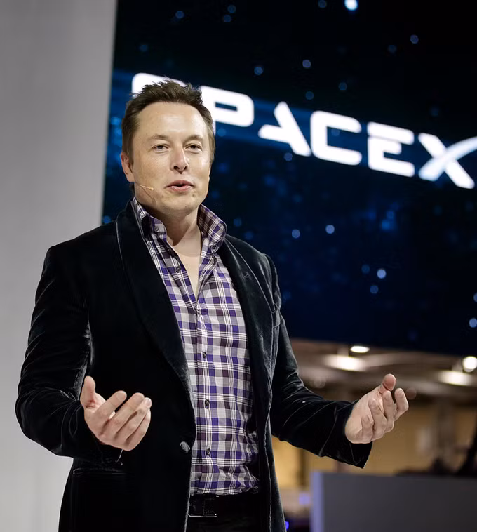 Musk thích áo vest nhung của Alexander McQueen. Anh mua nhiều màu khác nhau để diện dần.